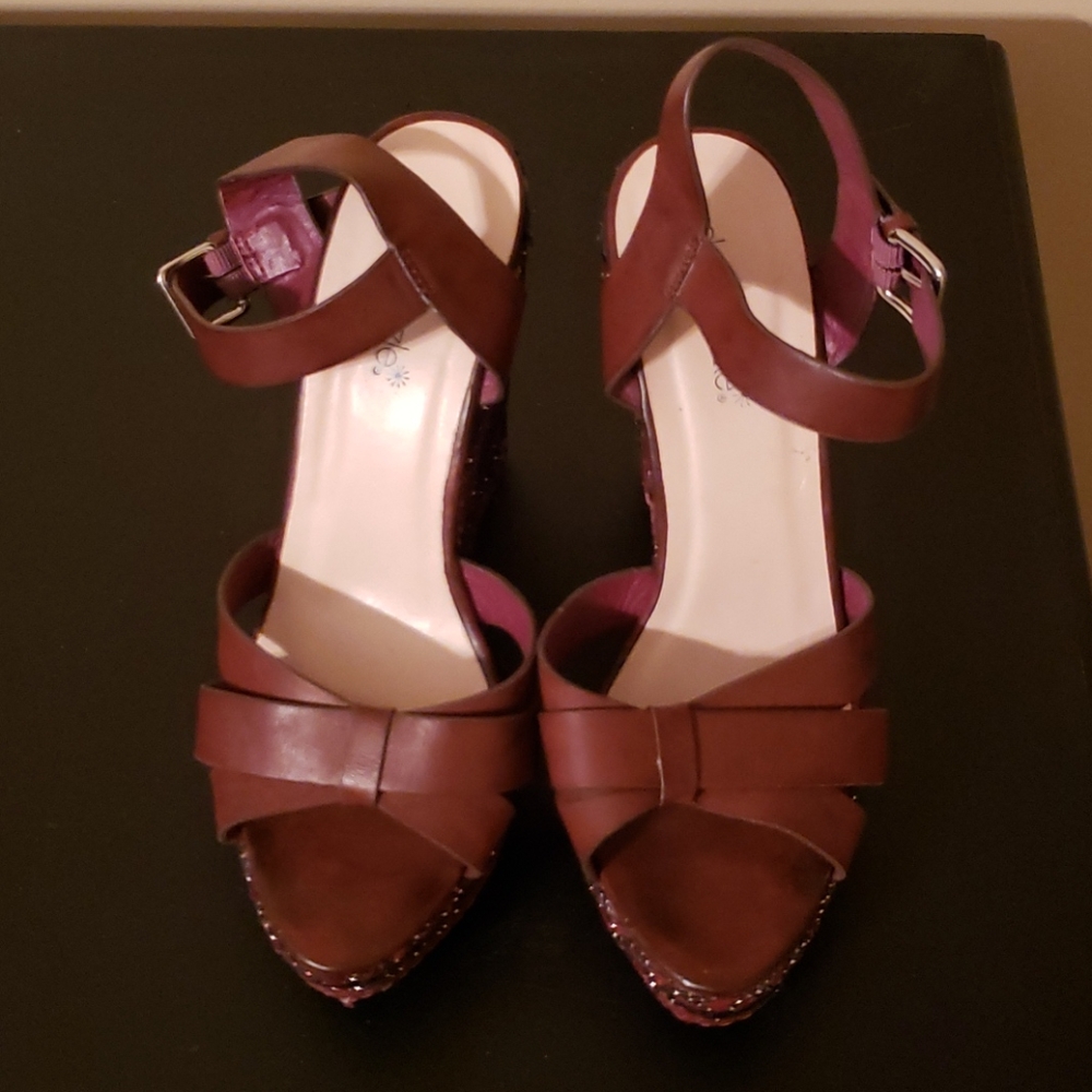 Shoe dazzle burgundy wedges